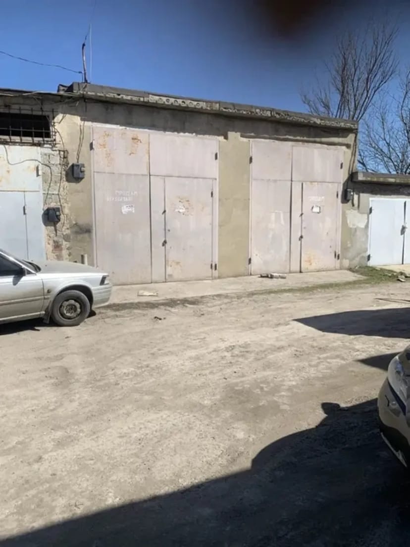 Великий, теплий кам’яний гараж