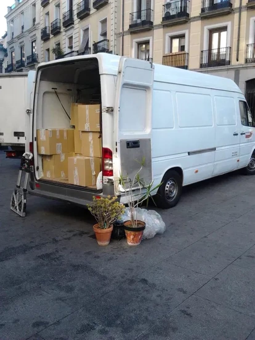 Займаємось вантажними перевезенням по місту, області та за її межами.