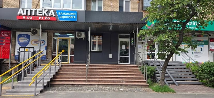 Фасадне приміщення 72 м2 на Дарницькій площі