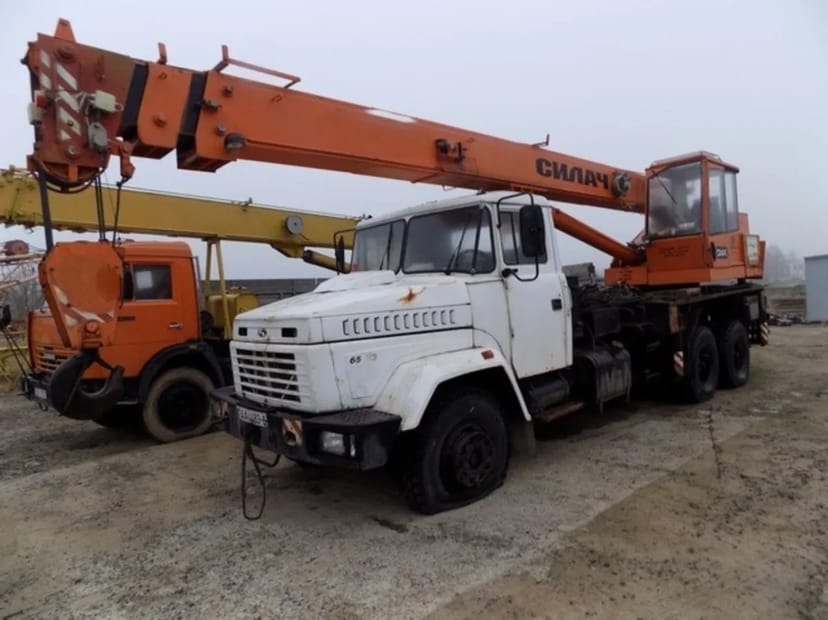 КРАЗ КТА-28 Автокран. Вантажопідйомність:28 тонн