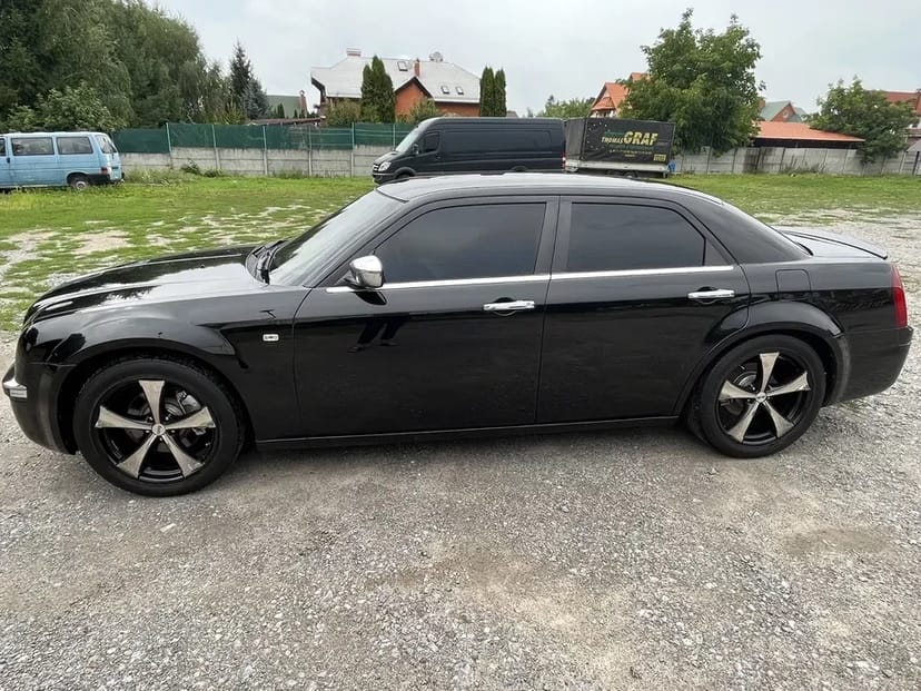 Chrysler 300C для Вашого Весілля: Елегантне Авто, Комфортний Салон та Преміальний Сервіс!