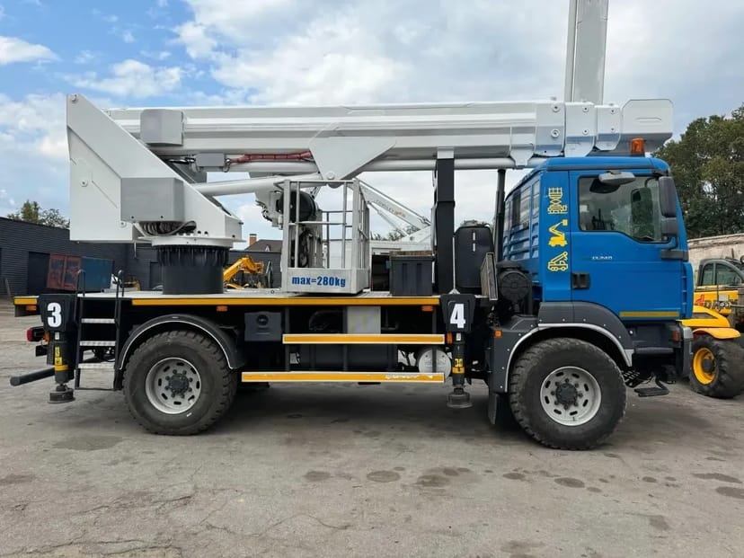 Автовишка АГП-32 на вантажному шасі MAN