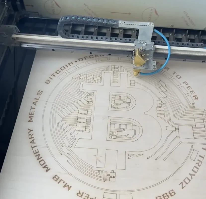 Лазерне різання та гравіювання фанери, пластику, шкіри