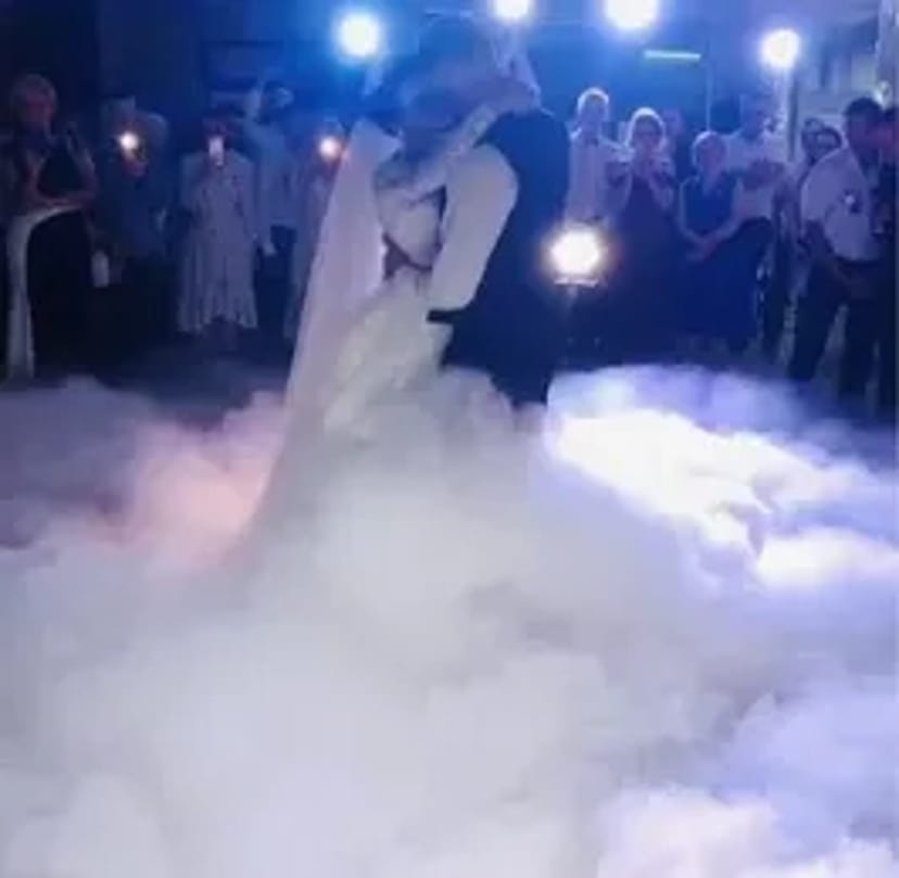 Важкий дим на перший танець .