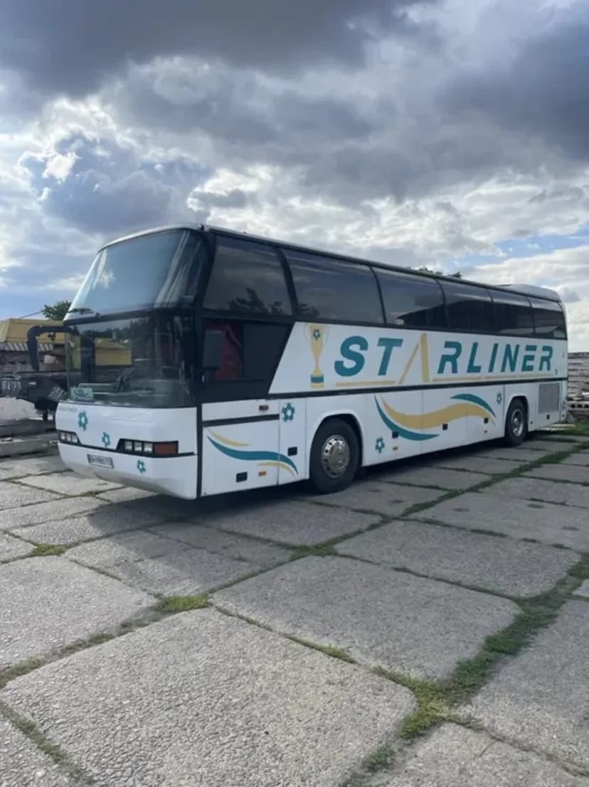 Надійний автобус Neoplan для туристичних маршрутів