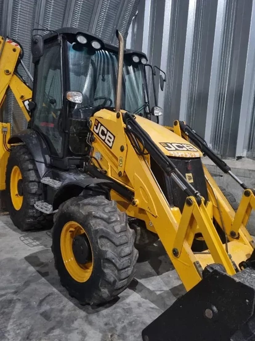 Ескаватор , трактор JCB