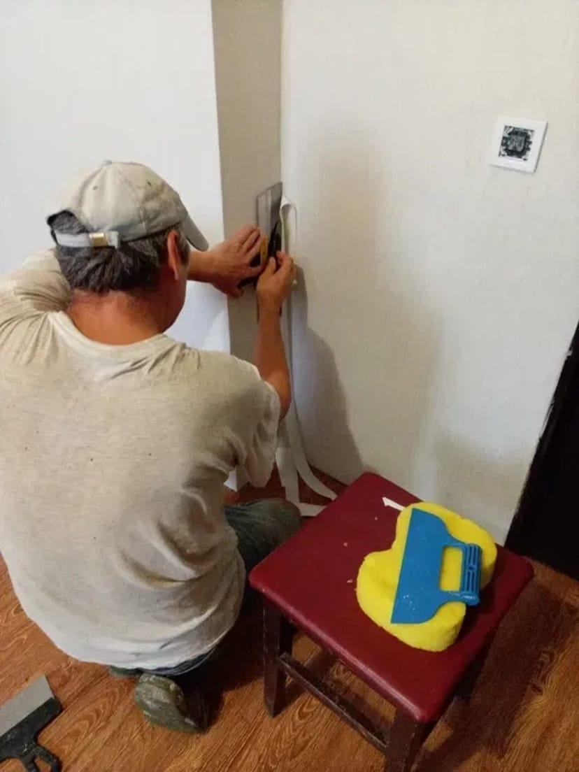 Поклейка шпалер будь-якого типу. Нанесення рідких шпалер. Підготовка.