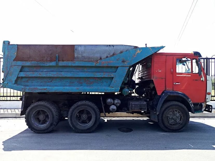 Услуги Камаза самосвала: Вывоз мусора, доставка песка и щебня.