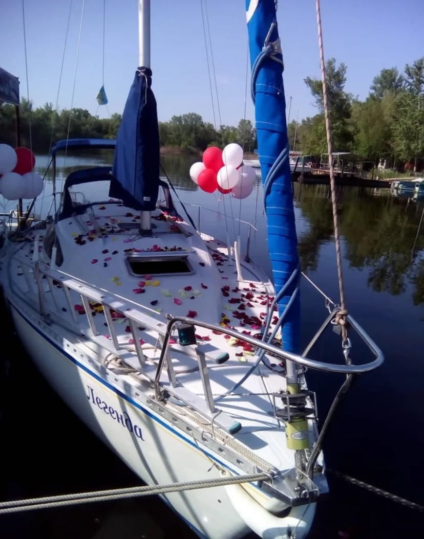 Парусна яхта «Легенда» для прогулянок на воді