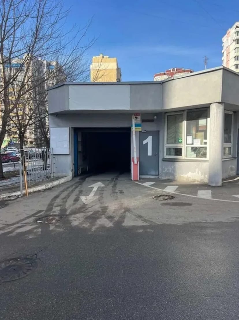 Місце у підземному паркінгу для автомобіля