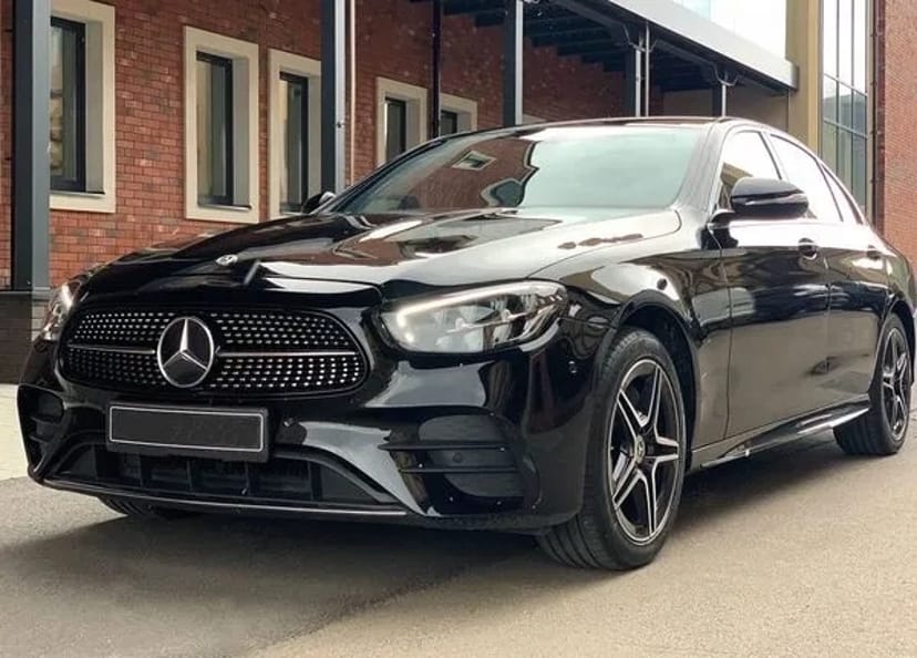 344 Mercedes Benz E-class EQ W213 E220d чорний з водієм