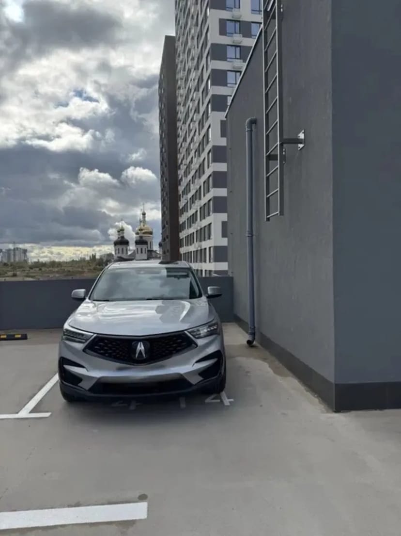 Паркомісце на 4-му поверсі для великого авто