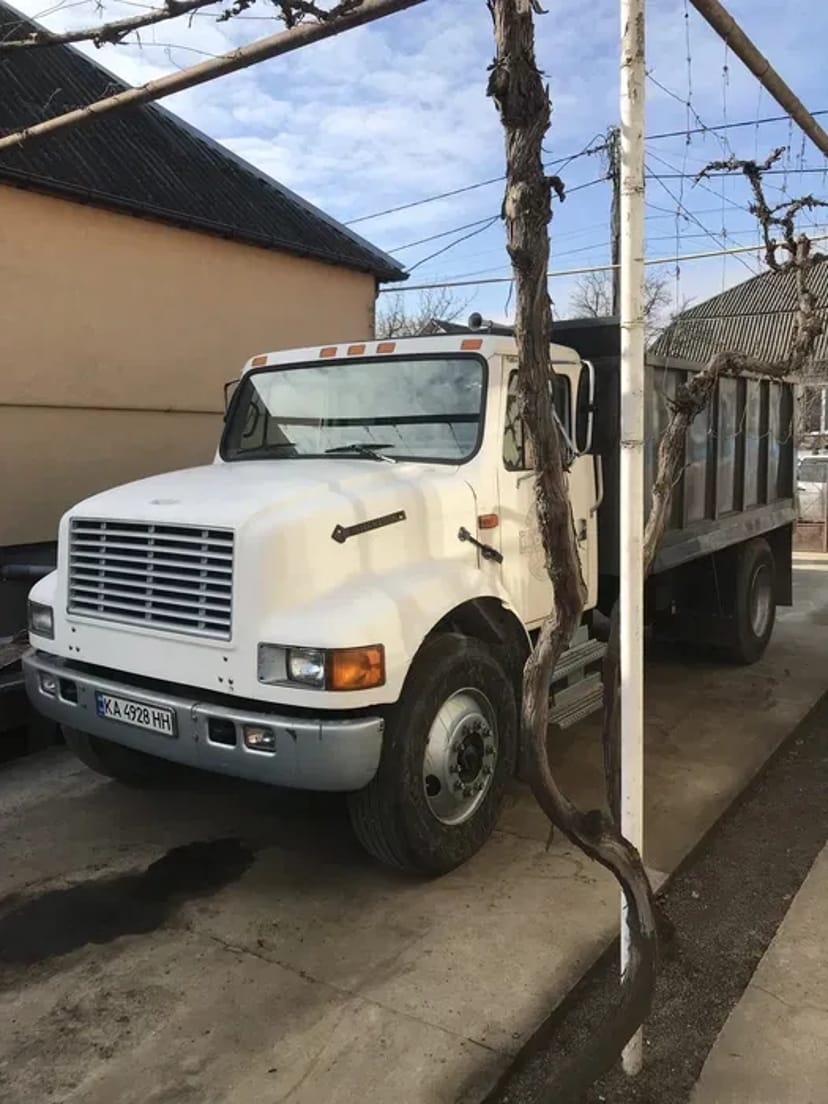 Грузовий самоскид або бортовий