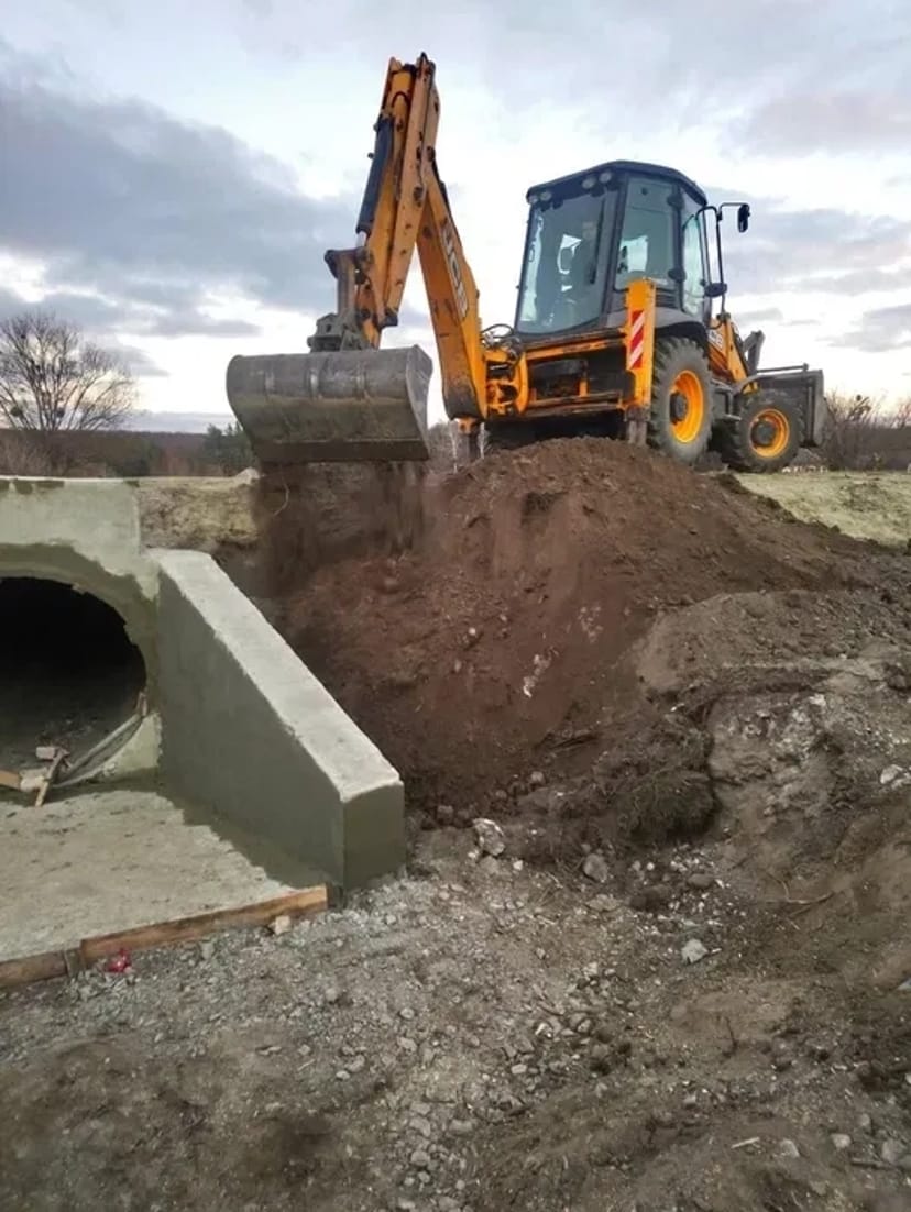 Екскаватор-навантажувач JCB 3CX для комунальних робіт