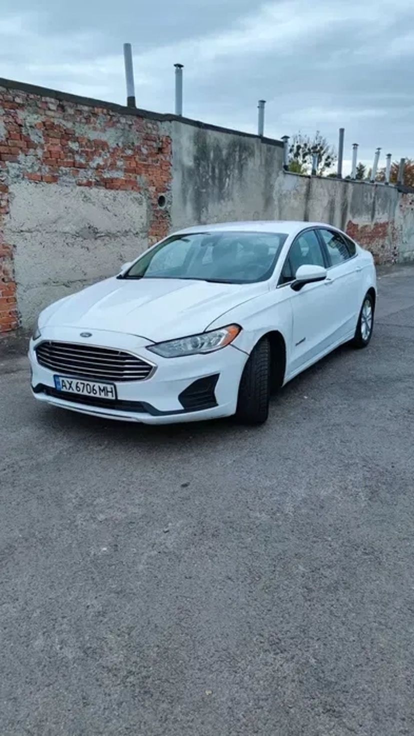 Автомобіль Ford Fusion Hybrid для особистого користування і роботи