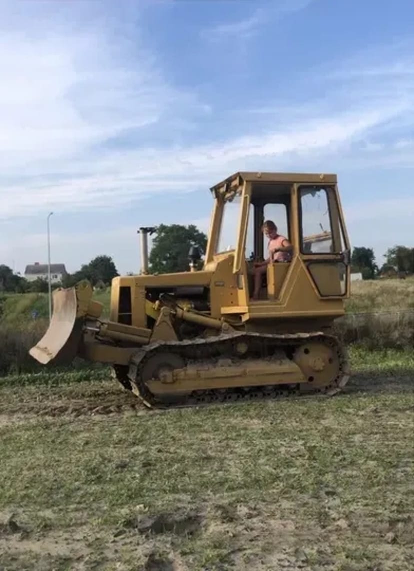 Бульдозер з відвалом