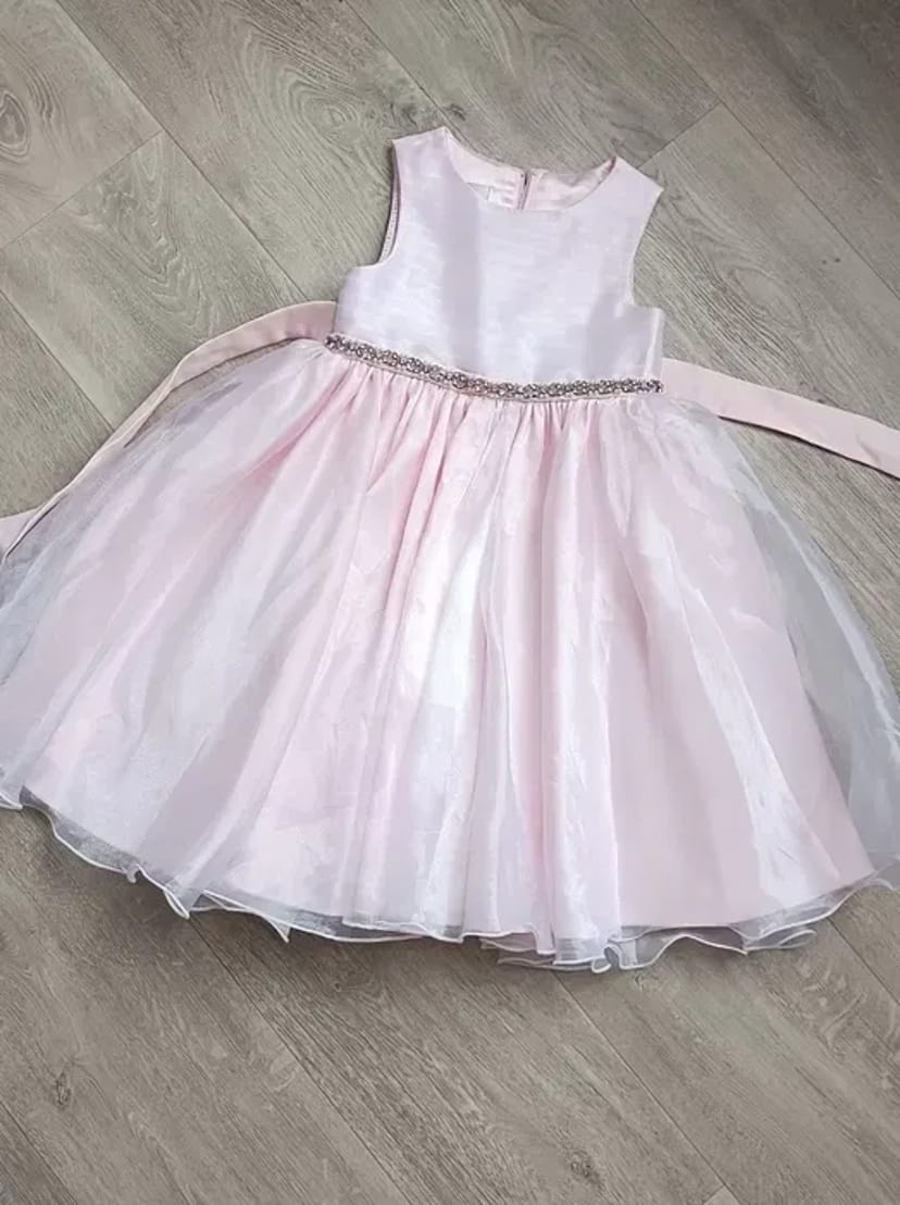 Ошатні сукні та вишиванки