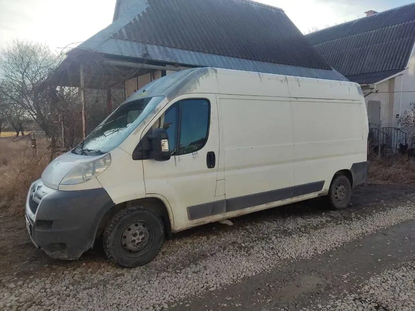 Вантажний БУС з водієм та без за гарною ціною