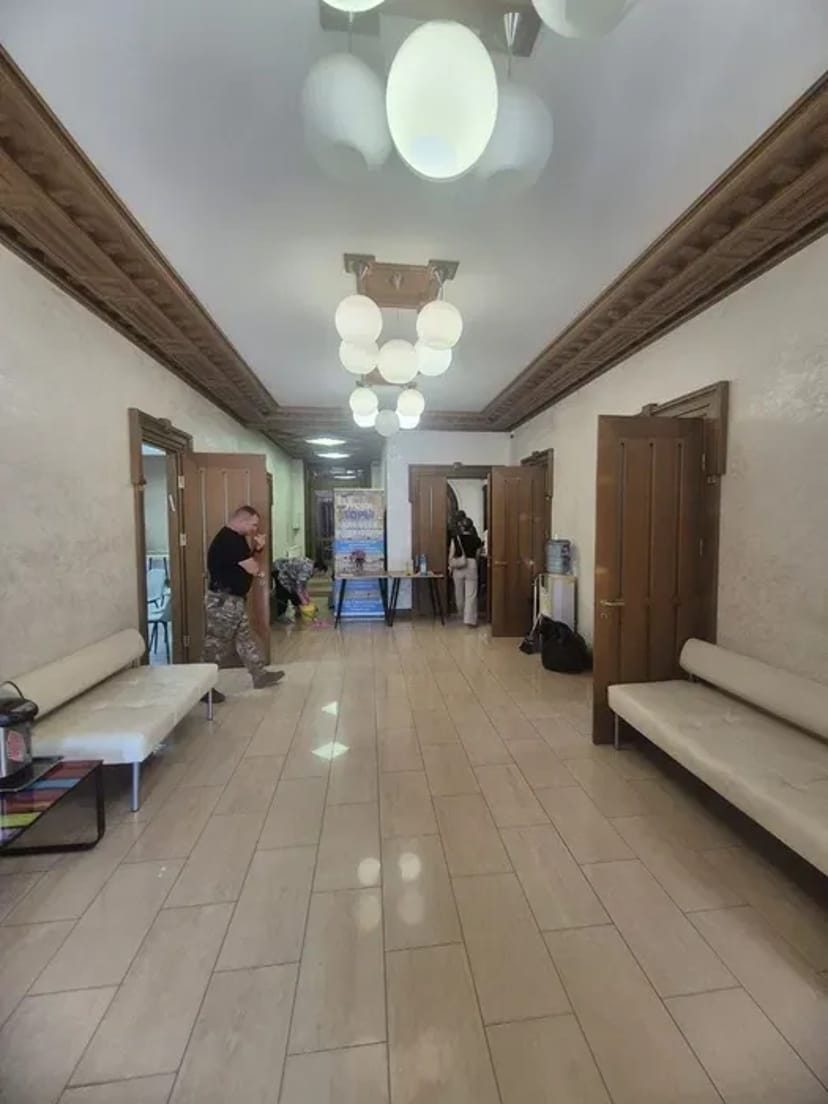 Прибирання офісів, магазинів, миття вікон, хімчистка меблів