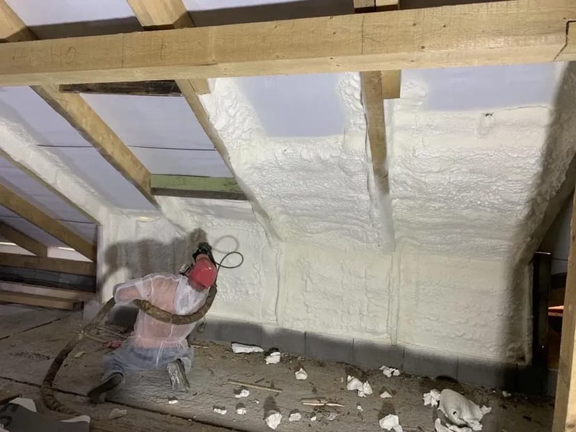 Утеплення даху та мансарди: комфорт і тепло у вашому домі!